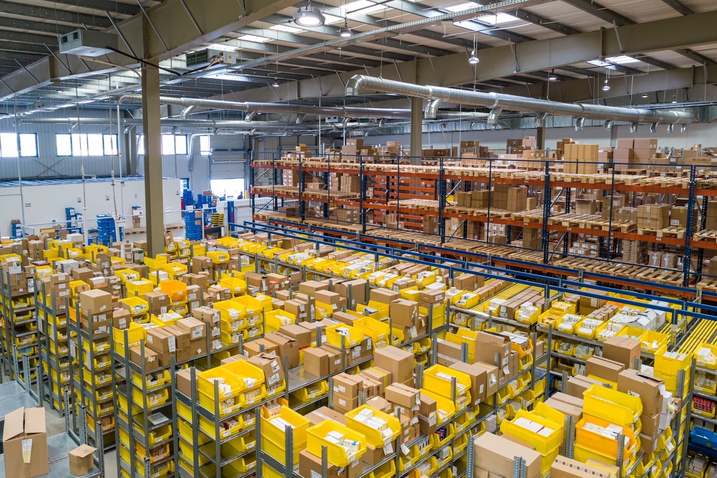 Vue d'ensemble d'un entrepôt de préparation, bacs et cartons sur rayonnages